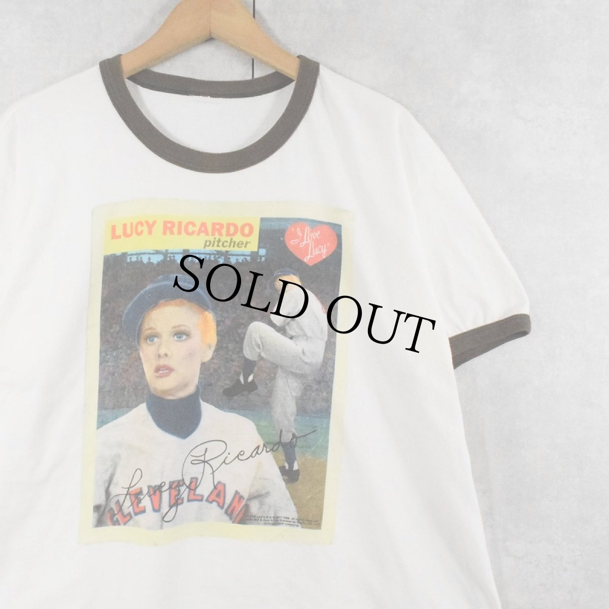 画像1: I Love Lucy "Lucy Ricardo pitcher" コメディドラマプリントリンガーTシャツ (1)
