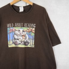 画像1: "WILD ABOUT READING" 絵本パロディプリントTシャツ BROWN XL (1)