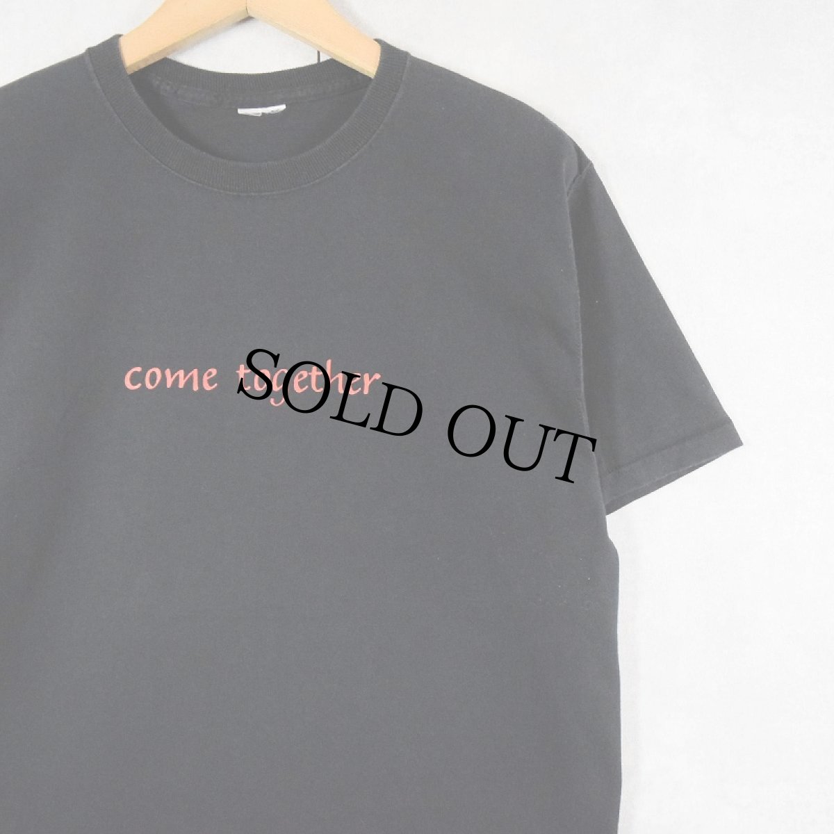 画像2: YOKO ONO "JOHN LENNON" ミュージシャンアートプリントTシャツ BLACK (2)