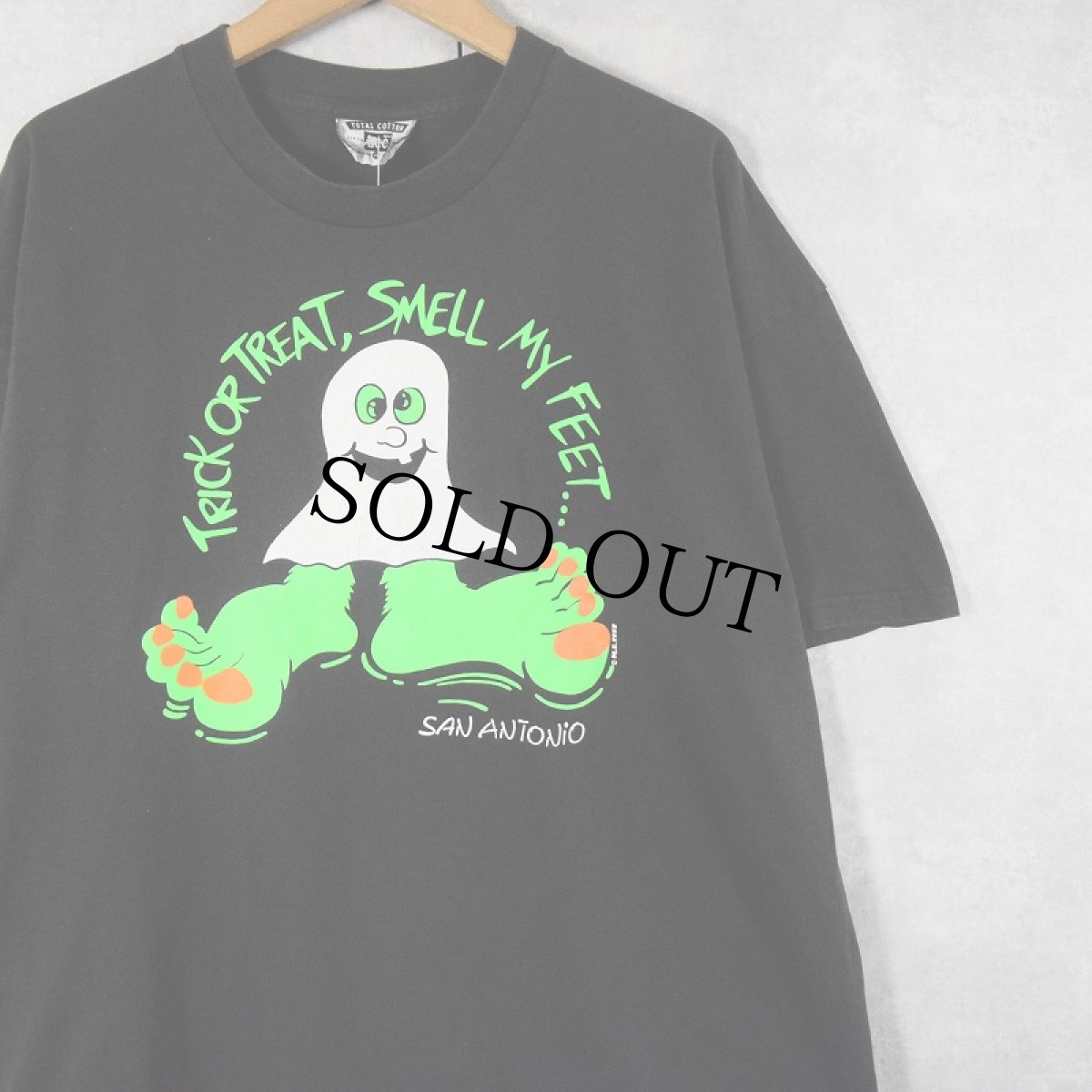 画像1: 90〜2000's USA製 "TRICK OR TREAT SMELL MY FEET..." ファニーイラストプリントTシャツ BLACK XL (1)