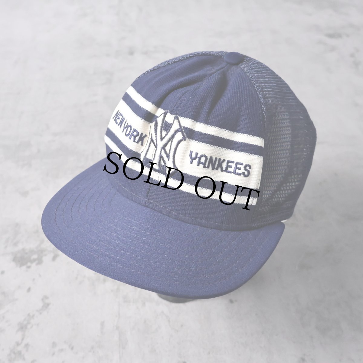 画像1: 80's New York Yankees USA製 スナップバック ベースボールナイロンメッシュキャップ NAVY L (1)