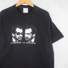 画像1: Richard Nixon "ZOMBIE vs SHARK" パロディプリントTシャツ BLACK L (1)