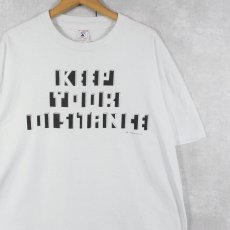 画像1: 90's USA製 "KEEP YOUR DISTANCE" ギミックプリントTシャツ XL (1)