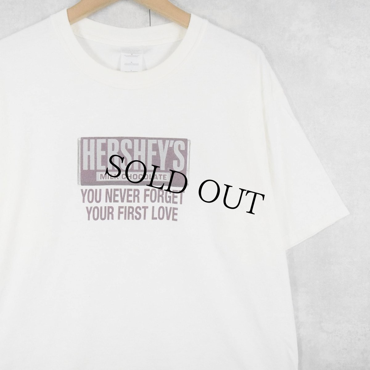 画像1: 2000's HERSHEY'S "YOU NEVER FORGET YOUR FIRST LOVE" お菓子企業 ロゴプリントTシャツ L (1)