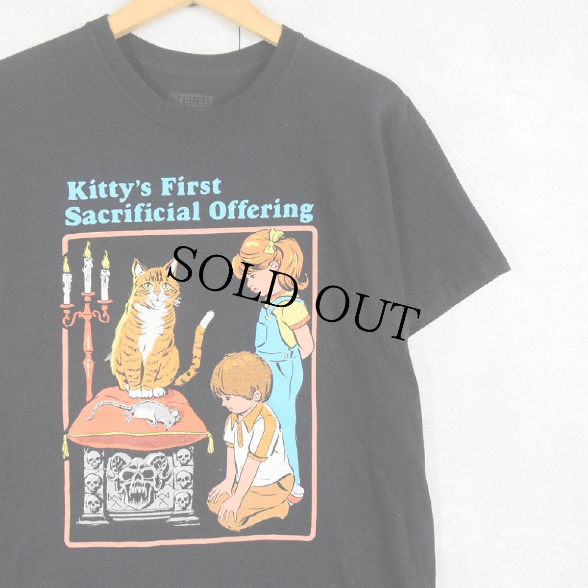 画像1: Steven Rhodes "Kitty's First Sacrificial Offering" イラストプリントTシャツ BLACK M (1)