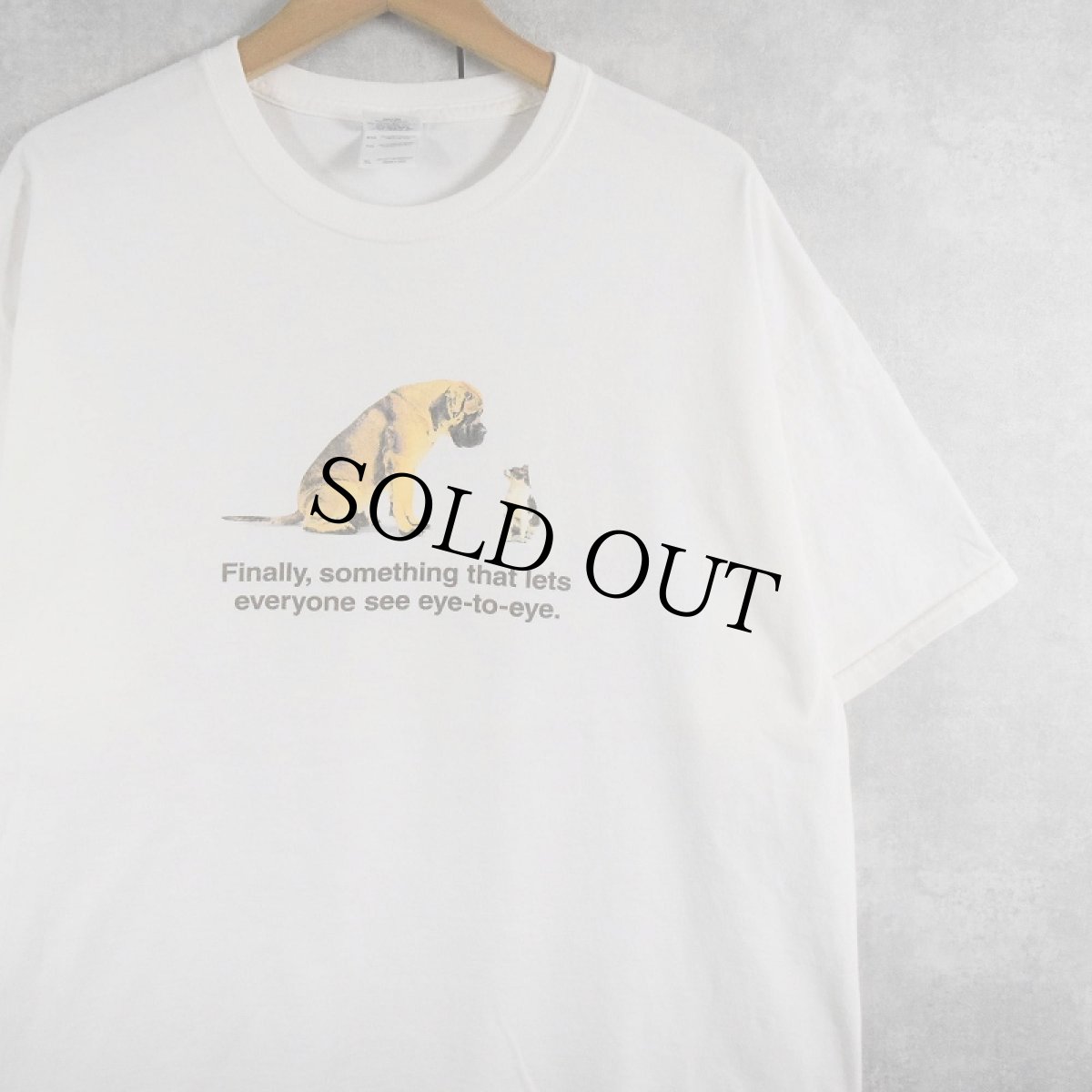 画像1: "Finally, something that lets everyone see eye-to-eye." 犬×猫 プリントTシャツ XL (1)
