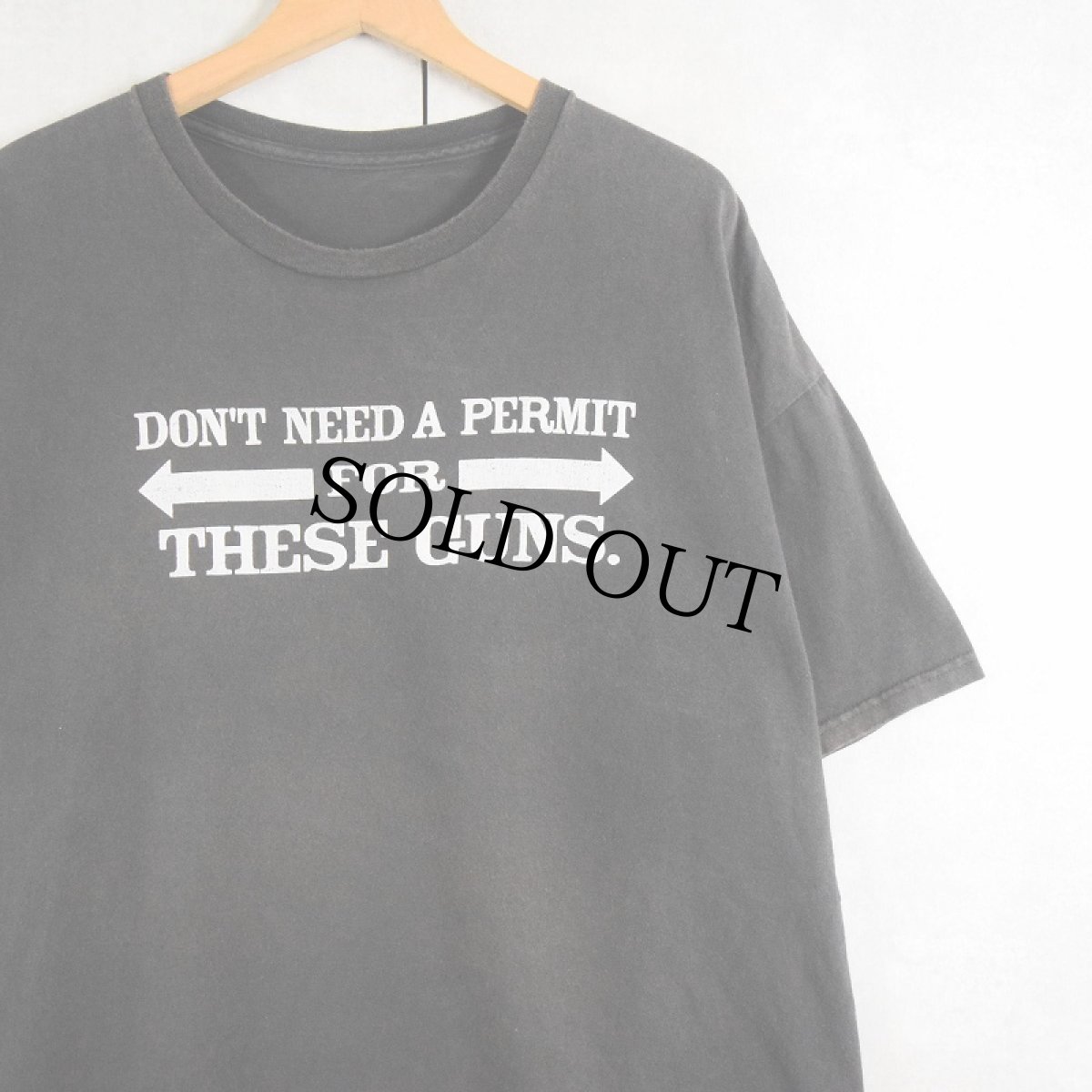 画像1: DON'T NEED A PERMIT FOR THESE GUNS. ジョークプリントTシャツ BLACK (1)