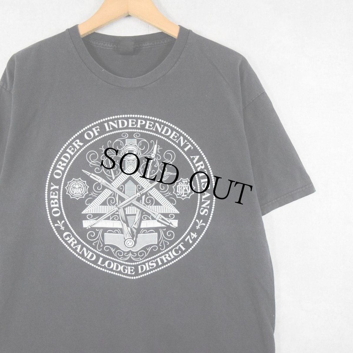 画像1: Shepard Fairey "THE OBEY ORDER OF INDEPENDENT ARTISANS" アートプリントTシャツ L (1)