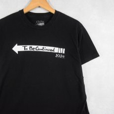 画像2: ジョジョの奇妙な冒険 "To be continued" アニメプリントTシャツ BLACK L (2)