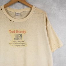 画像1: 2000's Ted Bundy "Doing his part..." シリアルキラー ブラックユーモアプリントTシャツ XL (1)