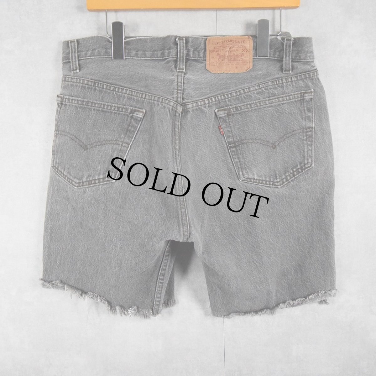 画像2: 80〜90's Levi's 501 USA製 "先染め" カットオフ ブラックデニムパンツ W34 (2)