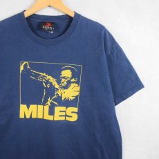 画像1: 2000's Miles Davis ジャズミュージシャン プリントTシャツ NAVY L (1)