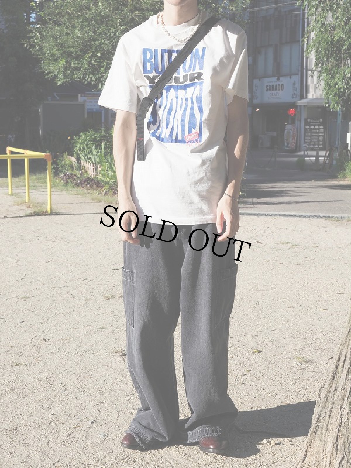 画像2: 90's Levi's USA製 "BUTTON YOUR SHORTS" プリントTシャツ M (2)