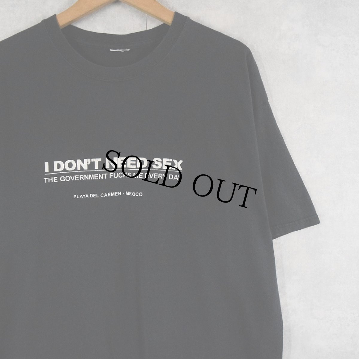 画像1: "I DON'T NEED SEX" ジョークプリント エロTシャツ BLACK  (1)