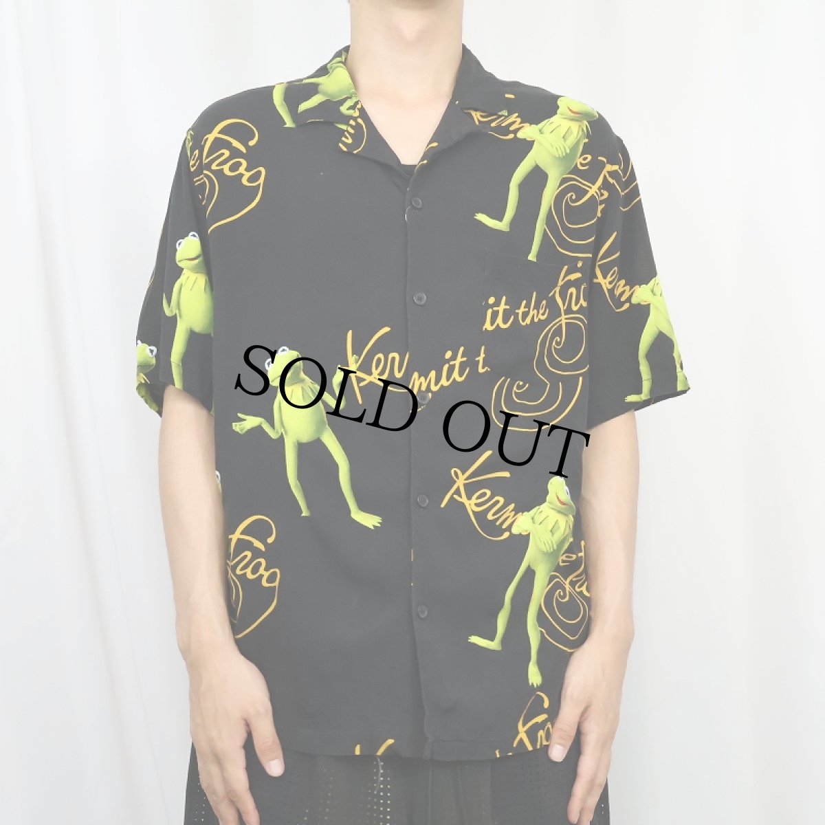 画像2: Disney Kermit キャラクター総柄 レーヨンオープンカラーシャツ (2)