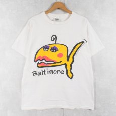 画像1: 90's GRAVITY GRAPHICS USA製 "Baltimore" イラストプリントTシャツ L (1)