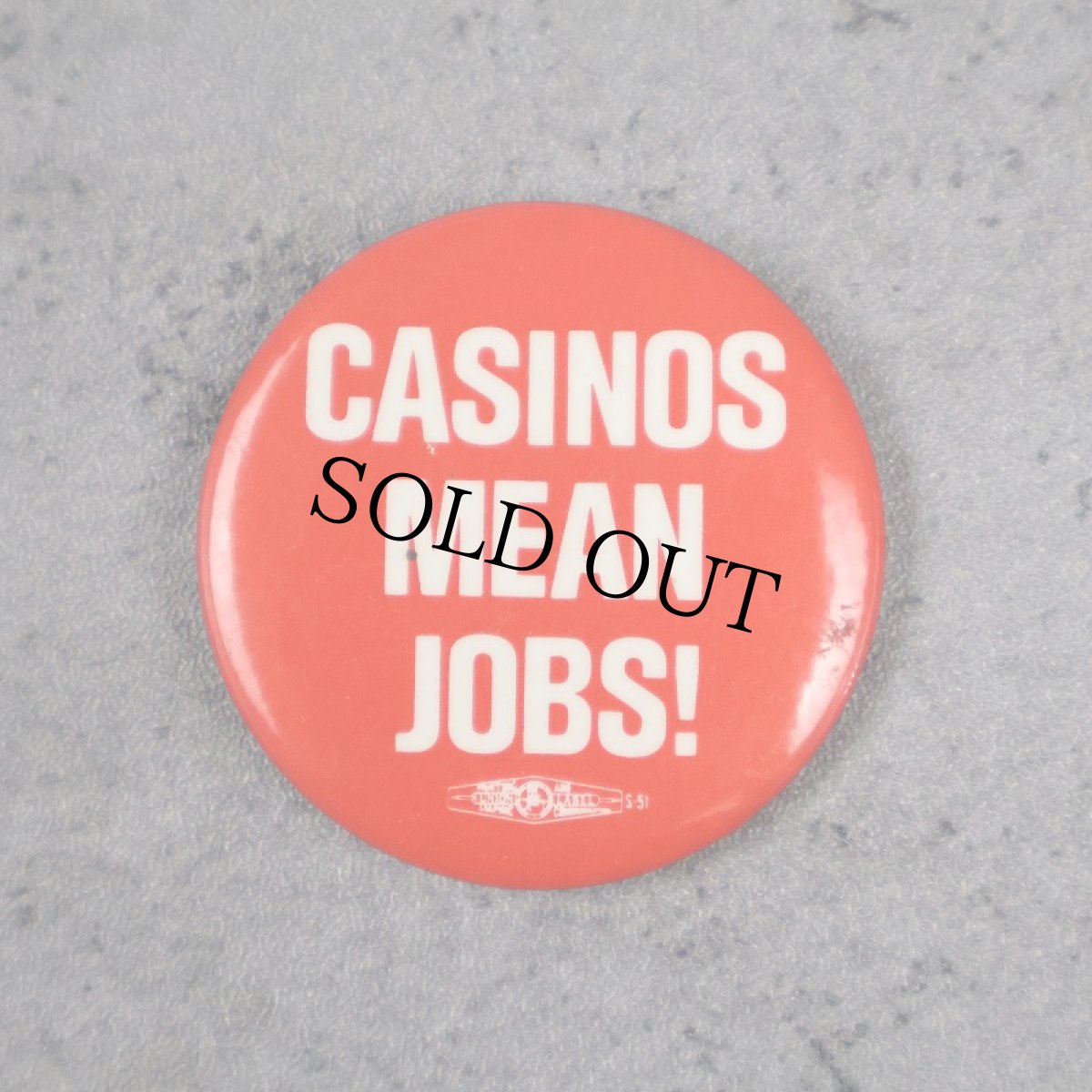 画像1: "CASINOS MEAN JOBS!" 缶バッジ (1)