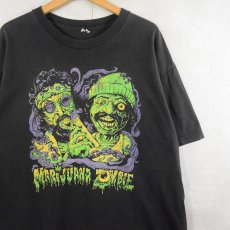 画像1: CHEECH&CHONG "MARIJUANA ZOMBIE" コメディアン ガンジャプリントTシャツ BLACK (1)