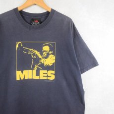 画像1: 2002 Miles Davis ジャズミュージシャンプリントTシャツ NAVY XL (1)