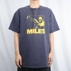 画像2: 2002 Miles Davis ジャズミュージシャンプリントTシャツ NAVY XL (2)