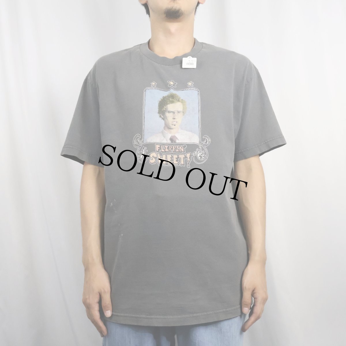 画像2: Napoleon Dynamite "FLIPPIN' SWEET!" コメディ映画プリントTシャツ (2)