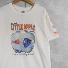画像1: 2003 Finding Nemo"LITTLE APPLE" キャラクタープリントTシャツ L (1)