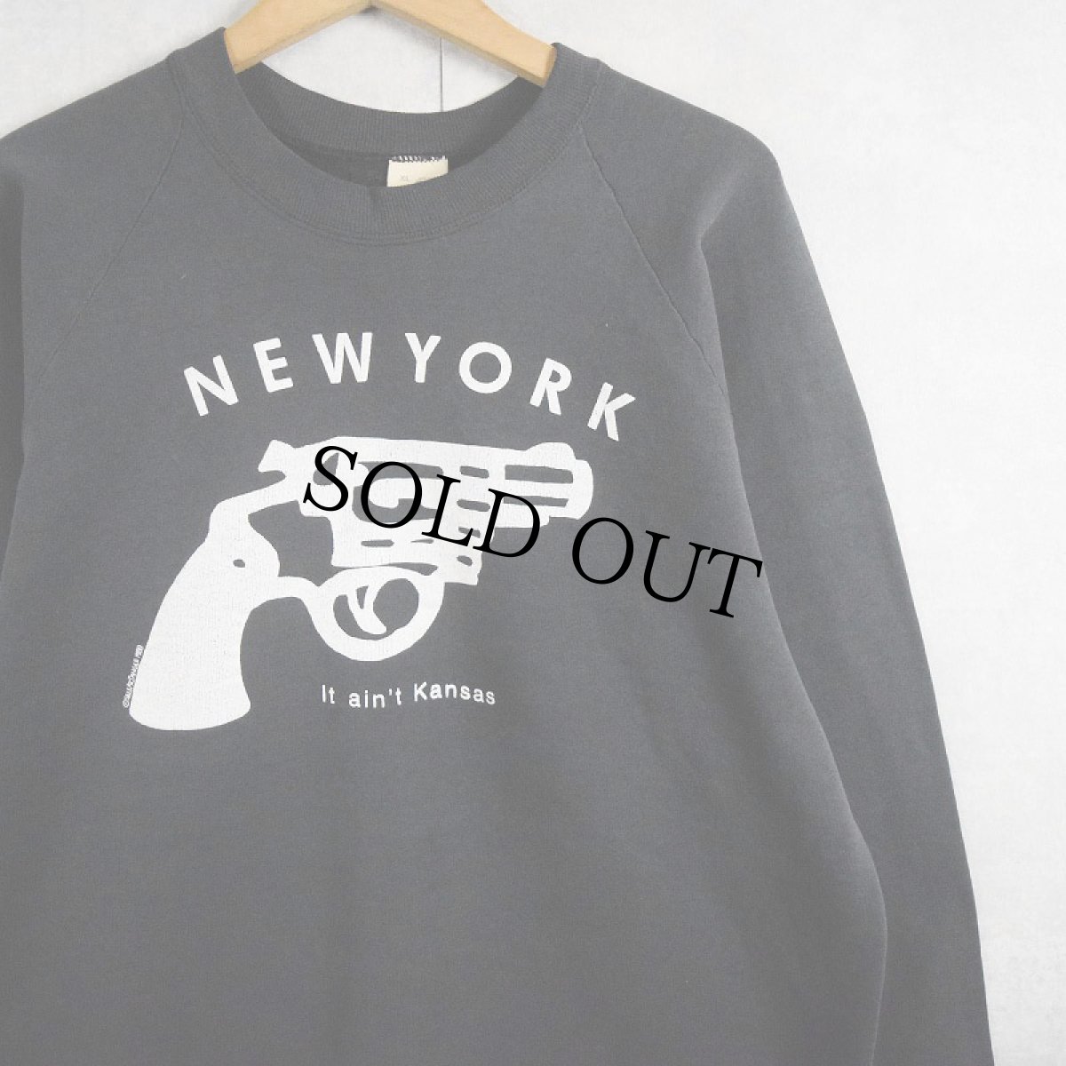 画像1: 90's USA製 "NEW YORK It ain't Kansas" プリントラグランスウェット BLACK XL (1)