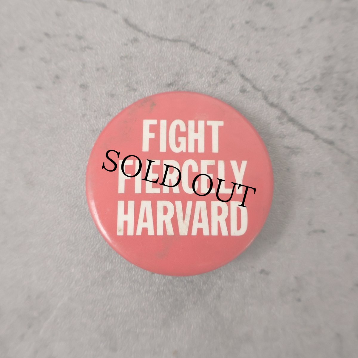 画像1: VINTAGE "FIGHT FIERCELY HARVARD" 缶バッジ (1)