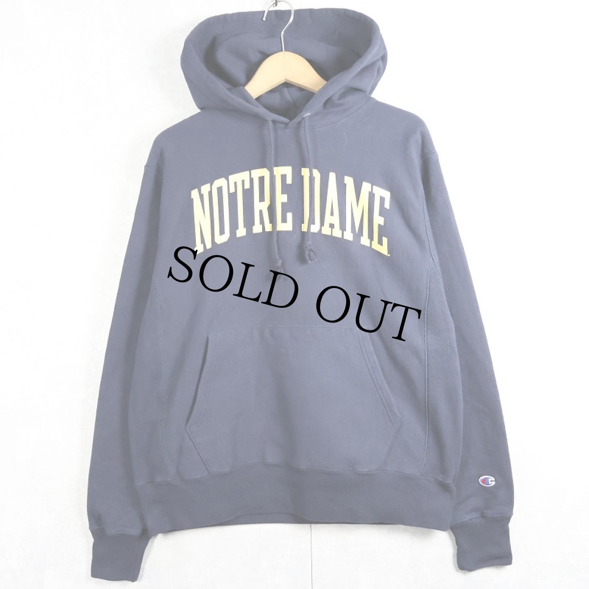 画像1: Champion REVERSE WEAVE "NOTRE DAME" プリントスウェットフーディー NAVY M (1)