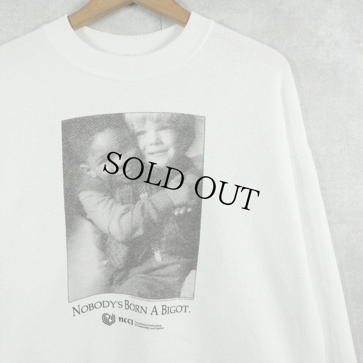 画像1: 90's "NOBODY'S BORN A BIGOT" フォトプリントスウェット L (1)