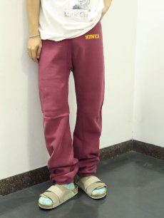 画像1: Champion REVERSE WEAVE "NORWICH" プリントスウェットパンツ (1)