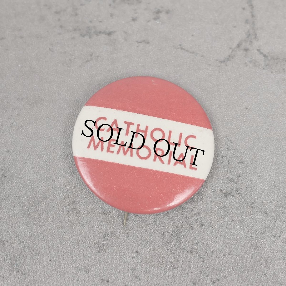 画像1: VINTAGE "CATHOLIC MEMORIAL" 缶バッジ (1)