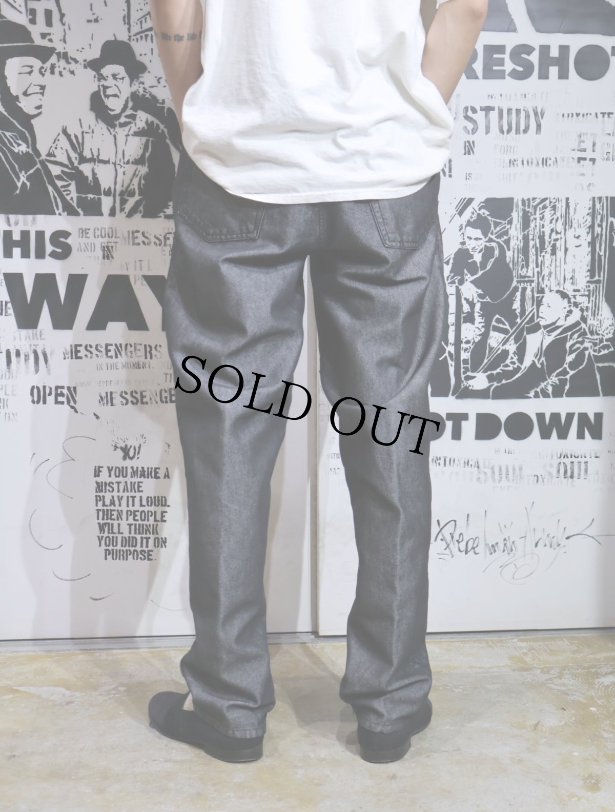 画像4: 90's GUESS USA製 シャイニーデニムパンツ W32 (4)