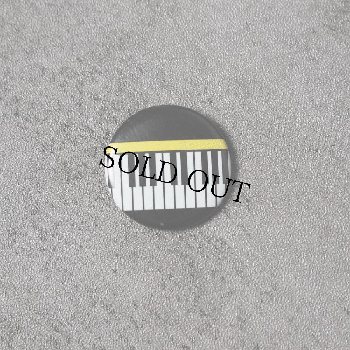 画像1: 90's Pleasant Commpany ピアノイラスト 缶バッジ (1)