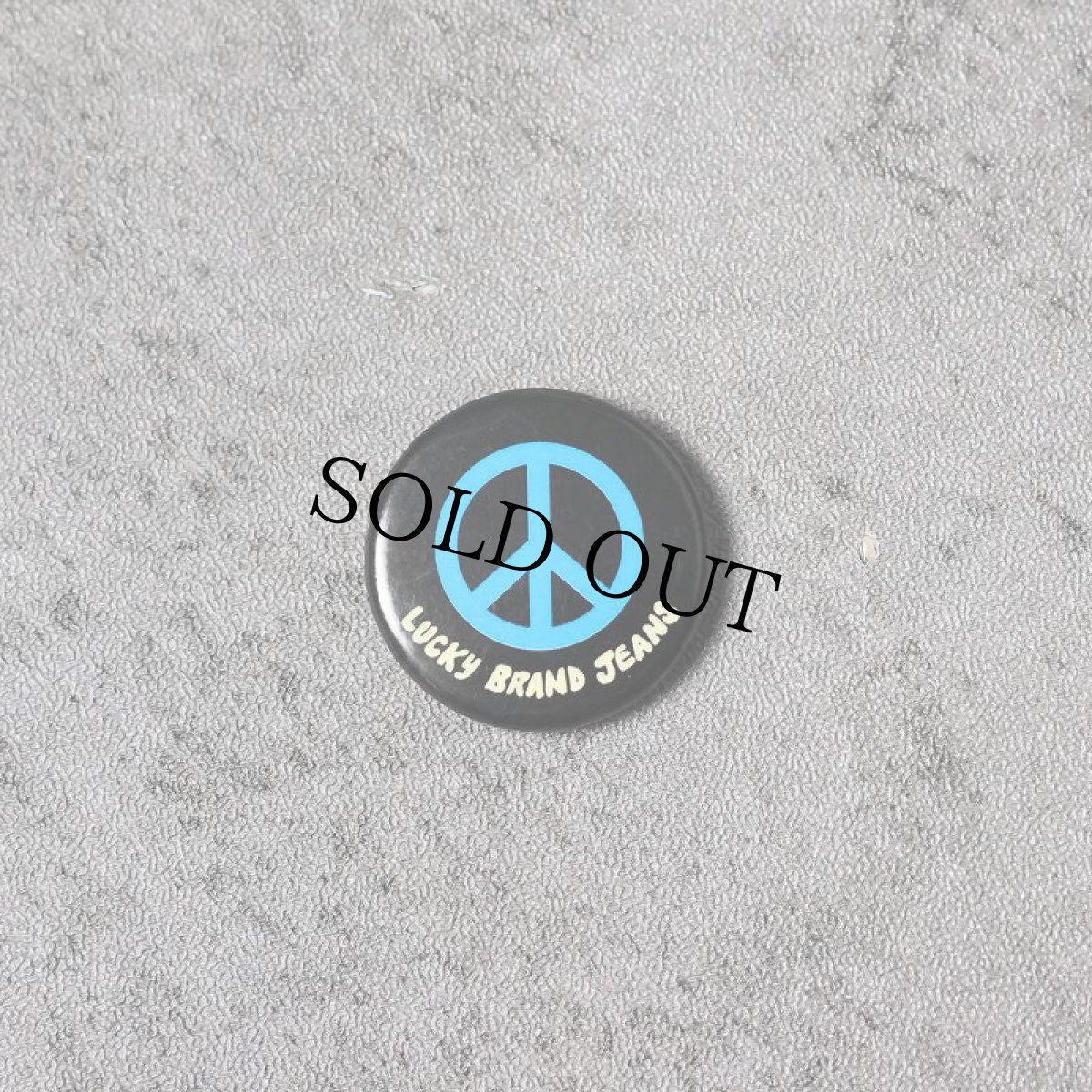 画像1: VINTAGE "LUCKY BRAND JEANS" ピースマーク 缶バッジ (1)