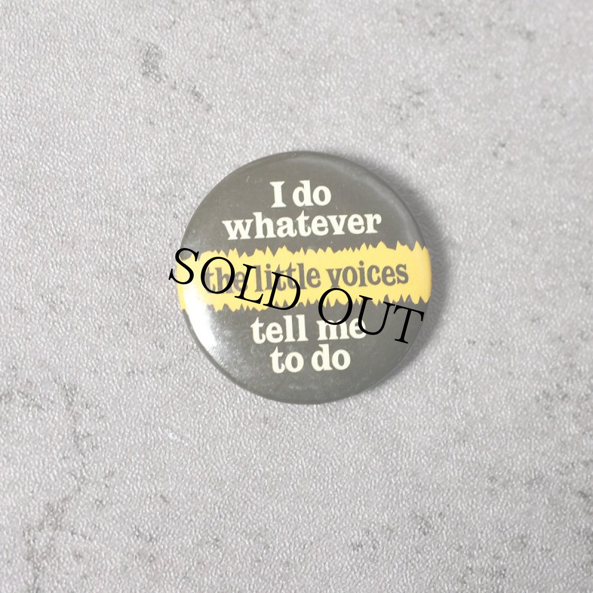 画像1: 2000's "I do whatever the little voices tell me to do" メッセージ 缶バッジ (1)
