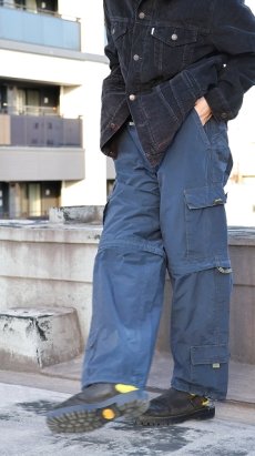 画像2: CARBON 2WAYデザイン ドッキング コットン×ナイロンカーゴパンツ NAVY W22-32 (2)