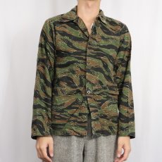 画像2: 70's〜 民間品 タイガーストライプカモ柄 コットンシャツ SMALL (2)