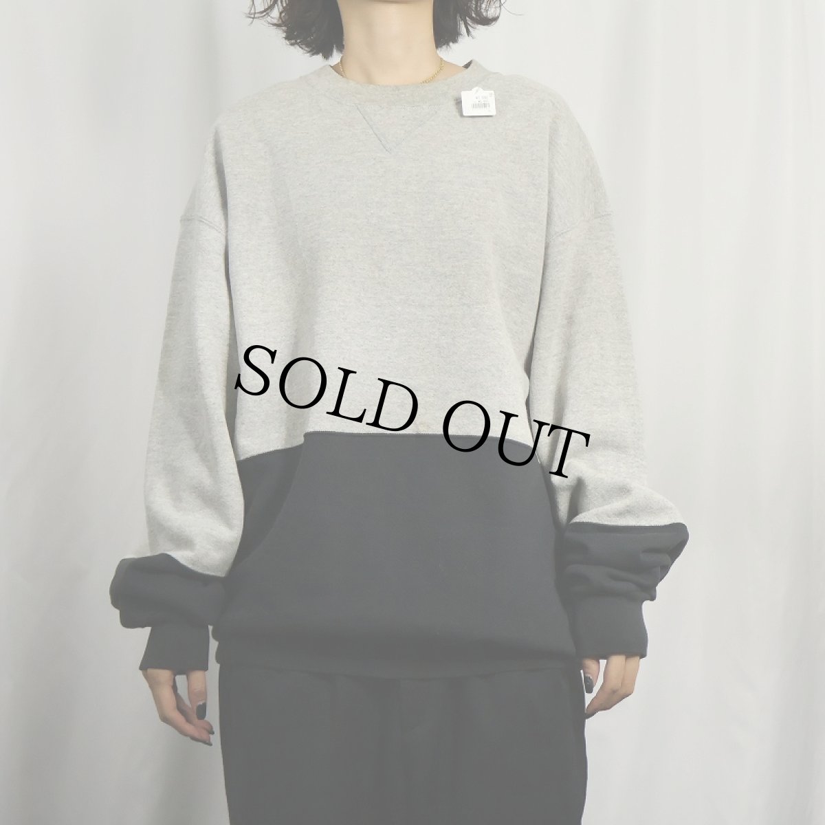 画像2: 90's RUSSELL ATHLETIC USA製 "HIGH COTTON" 前V 2トーン 無地スウェット L (2)