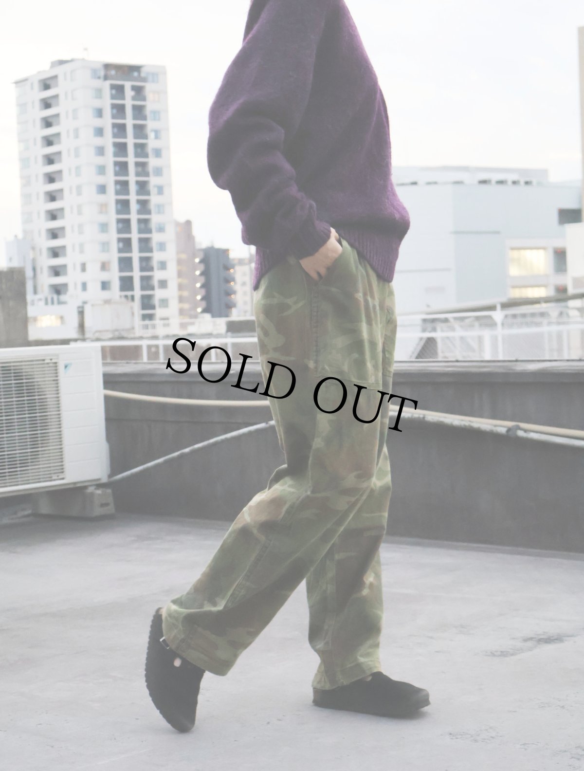 画像2: 60〜70's サイドアジャスタ付き ウッドランドカモ柄 コットンベイカーパンツ W28 (2)