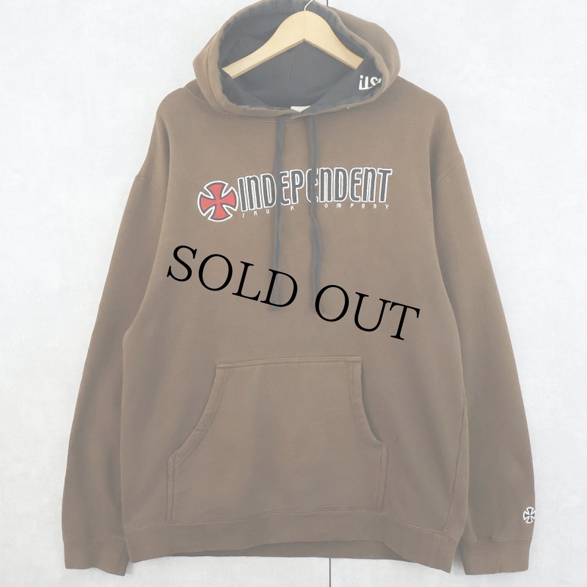 画像1: INDEPENDENT スケートブランド ロゴ刺繍スウェットフーディー M (1)