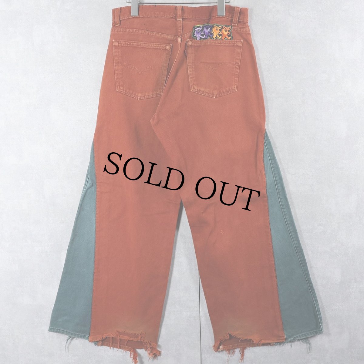 画像1: 90's Levi's "DEAD BEAR" ワッペン付き リメイク カラーフレアデニムパンツ W32 (1)