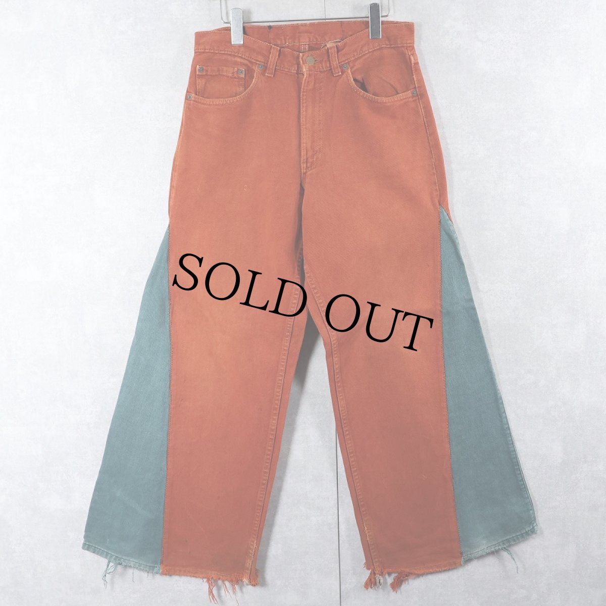 画像2: 90's Levi's "DEAD BEAR" ワッペン付き リメイク カラーフレアデニムパンツ W32 (2)