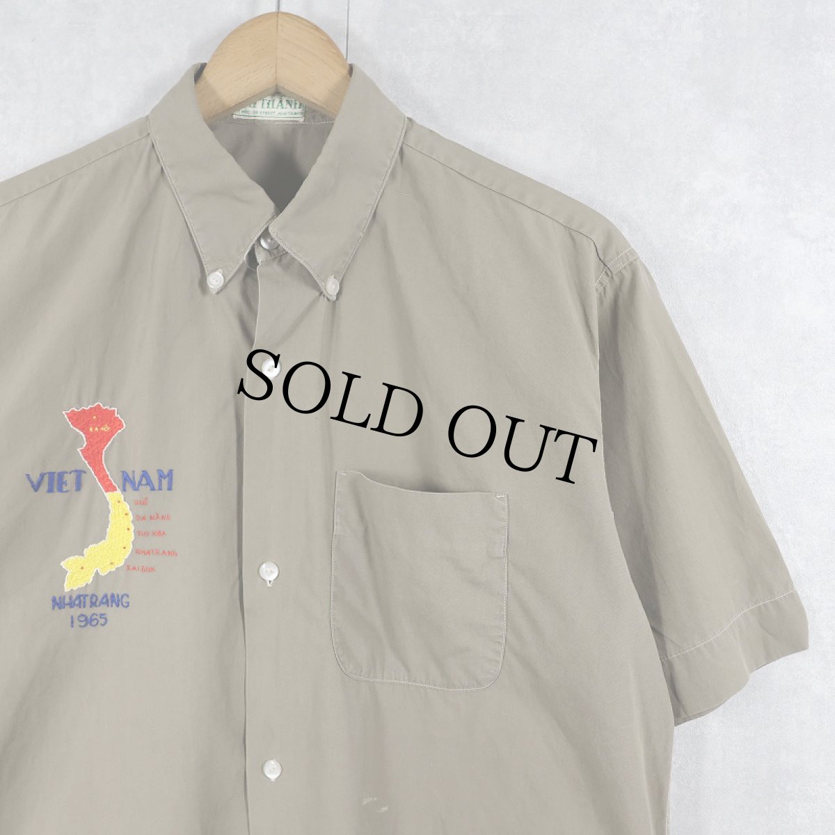 画像1: 60's CHI-THANH "VIET NAM" 猫目ボタン スーベニアボタンダウンシャツ (1)