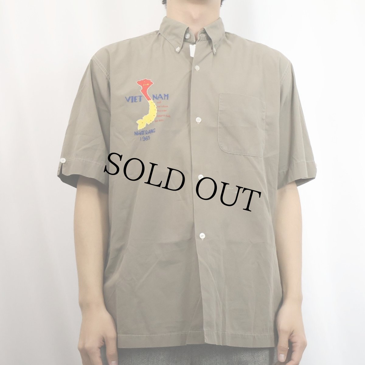 画像2: 60's CHI-THANH "VIET NAM" 猫目ボタン スーベニアボタンダウンシャツ (2)