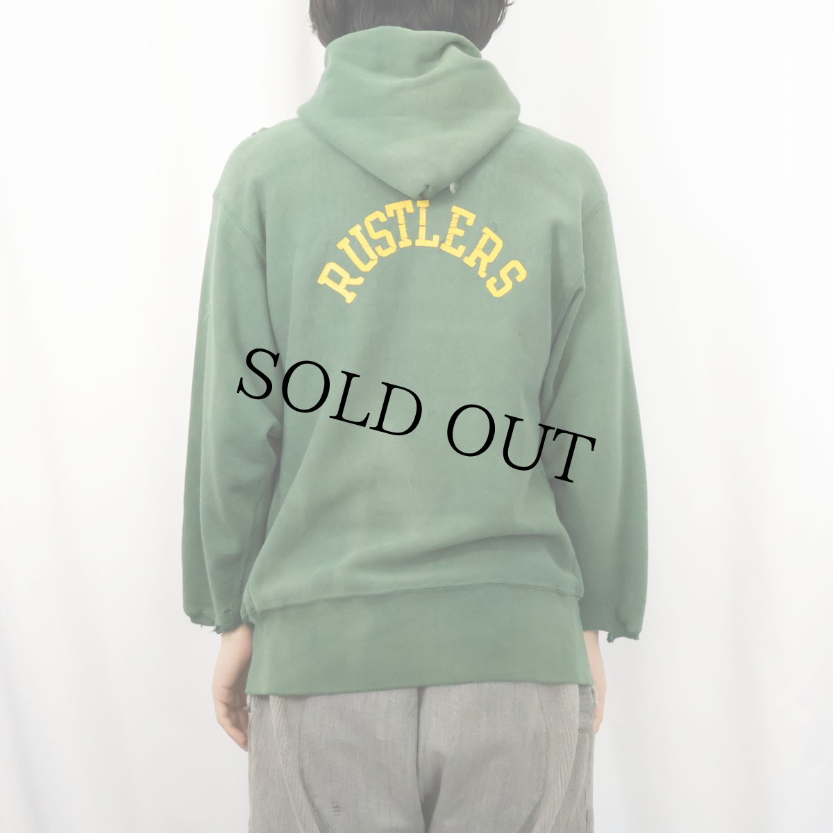 画像4: 70〜80's Champion 青単色タグ REVERSE WEAVE USA製 "C.M.RUSSELL" カットオフ プリントスウェットフーディー M (4)