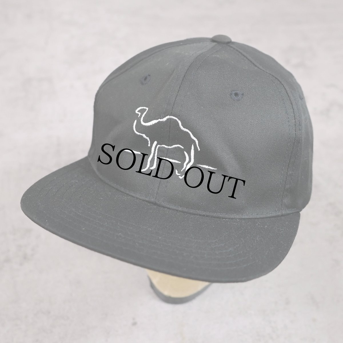 画像1: CAMEL タバコ企業 ロゴ刺繍 スナップバック ポリエステル×コットンキャップ BLACK (1)