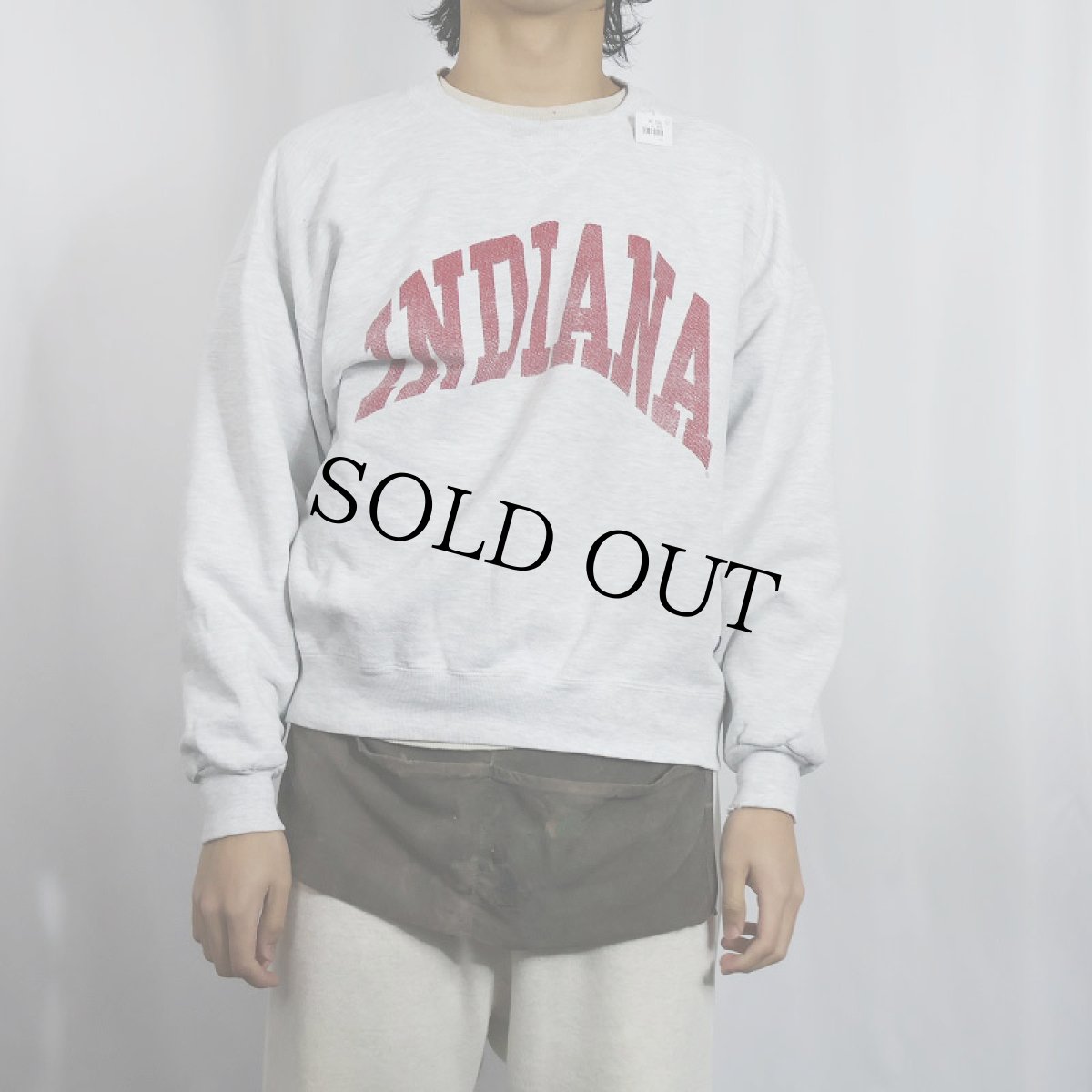 画像2: 90's RUSSELL ATHLETIC USA製 "INDIANA" 前V プリントスウェット L (2)