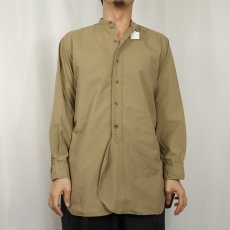 画像2: 60's British Army マチ付き バンドカラーオフィサーシャツ (2)