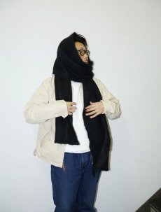 画像4: F.O.G. "Mohair Knit Wide Muffler" Black フリンジ無し (4)